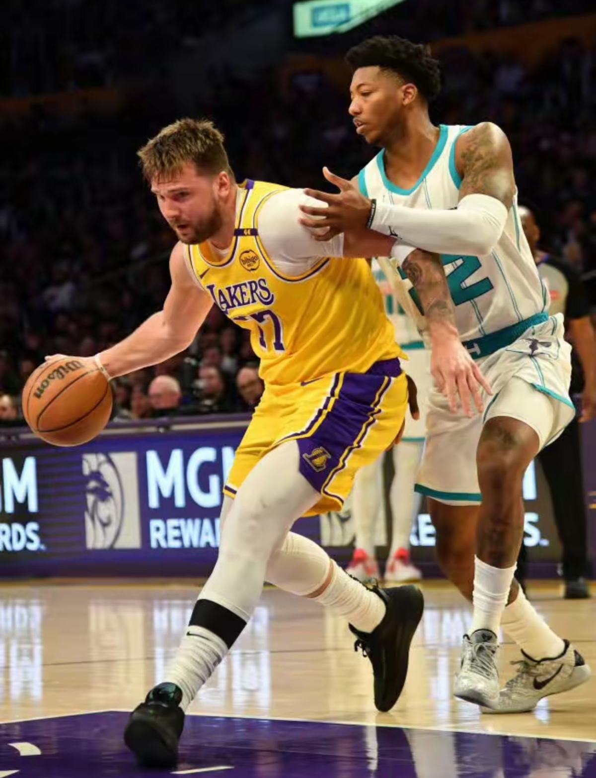 爱游戏体育-东契奇重返赛场，败北首场状态出色，MAD观众沸腾！赛场气氛高涨-爱游戏体育