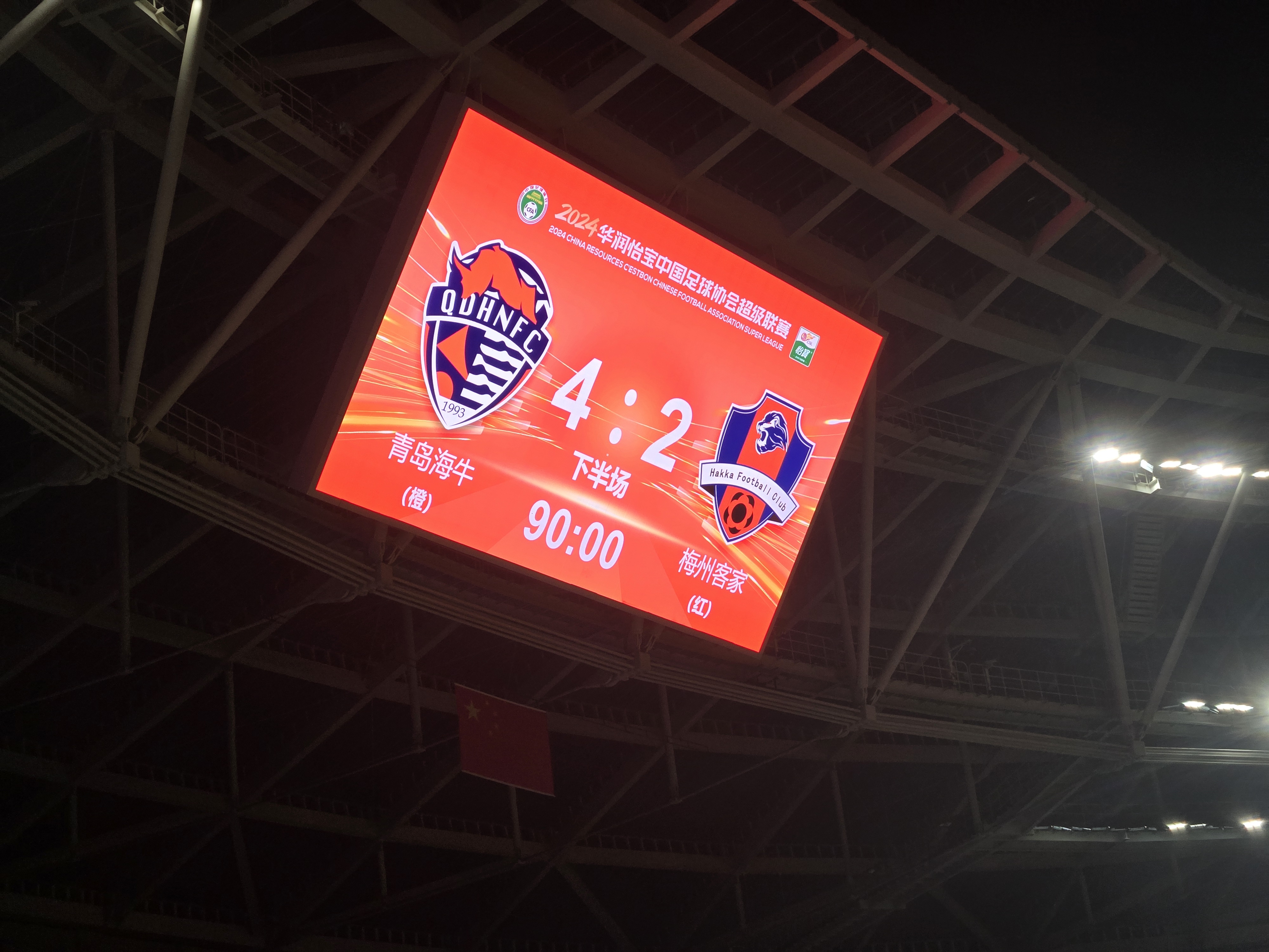 爱游戏入口-关于赛地聚焦——荷甲国际比赛日热度飙升，那不勒斯官宣签约，赛场秩序良好，更衣室氛围转暖的信息-爱游戏入口